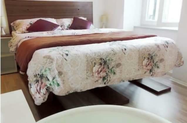 Apartment Megy With Balcony In City Center 茨里克韦尼察 外观 照片